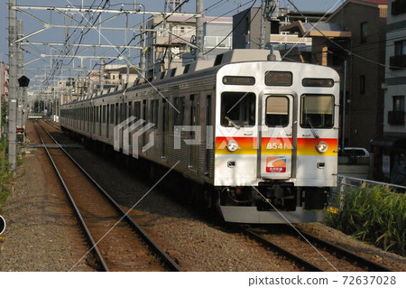 在進入東急大町線的苦心but站的每個車站(8500系列火車)停靠 在進入東急大町線的苦心but站的每個車站(8500系列火車)停靠 72637028