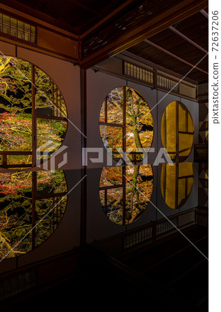 [Autumn] Yumeyu-tei lit up between the round windows 72637206