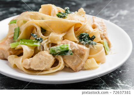 Chicken white sauce flat noodle pasta 72637381