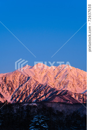 Dawn of Mt. Jiigatake in the Northern Alps (Nakayama Kogen, winter) 72637638