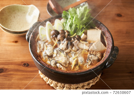 Oyster noodle pot 72638607