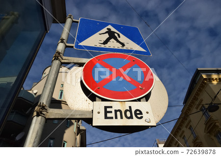 Traffic signs in Vienna - Stock Photo [72639878] - PIXTA