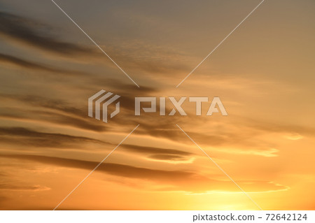 日本的雲層景觀：夕陽照耀的雲層 72642124