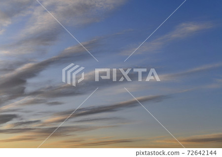 日本的雲景觀：藍藍的天空和夕陽中閃耀的雲 72642144