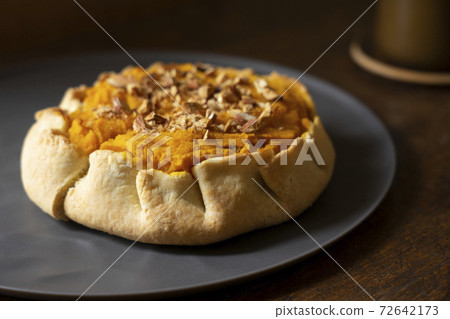 Hand twist pumpkin pie 72642173