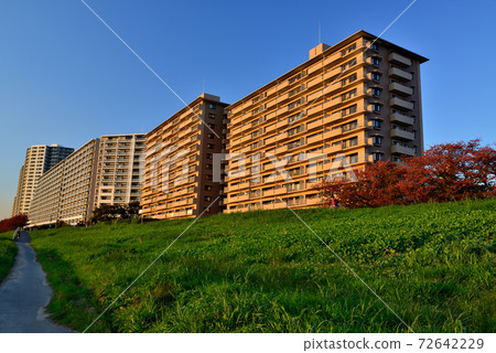 Scenery of tower apartments on the banks of the Tama River in Tokyo 72642229