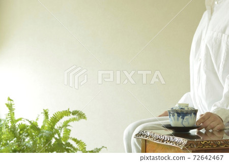 Imari ware bowl with lid. Relaxing time for young women. British antique furniture (soft focus) 72642467