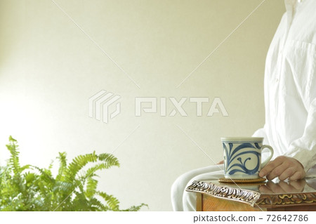 Tobe商品杯子少婦的鬆弛時間英國古色古香的家具(軟的焦點) Tobe商品杯子少婦的鬆弛時間英國古色古香的家具(軟的焦點) 72642786