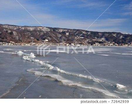 Going to Lake Suwa, which is completely frozen under a clear blue sky 72642939