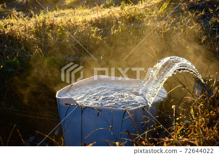 冬天的早晨(泉水風光)寒冷的早晨與泉水 冬天的早晨(泉水風光)寒冷的早晨與泉水 72644022