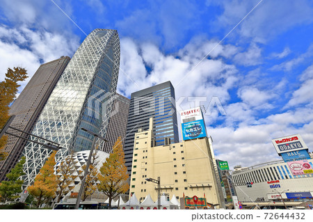 Tokyo walk, autumn Nishi-Shinjuku, near the west exit of Shinjuku station Tokyo walk, autumn Nishi-Shinjuku, near the west exit of Shinjuku station 72644432