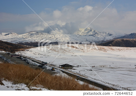 Winter scenery of Mt. Aso Nakadake that gives off smoke in Kyushu 72644652