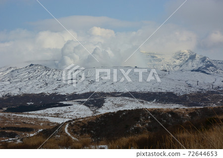 Winter scenery of Mt. Aso Nakadake that gives off smoke in Kyushu 72644653