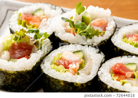 海鮮沙拉卷。 72644818