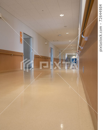 Corridor of an empty hospital ward 72644984