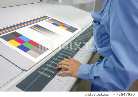 At hand of the operator who operates the keyboard for density adjustment by sheet-fed offset printing 72647950