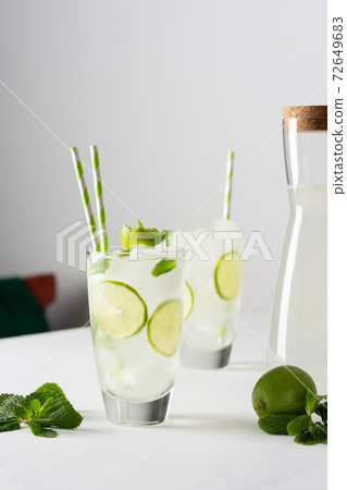Refreshing cold drink with lime and mint 72649683