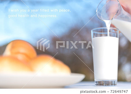 牛奶倒入玻璃杯中的新年賀卡圖像帶有英文消息的新年賀卡 72649747