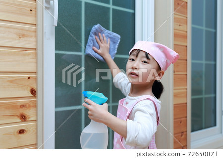 一個5歲的女孩正在幫助清潔窗戶 72650071