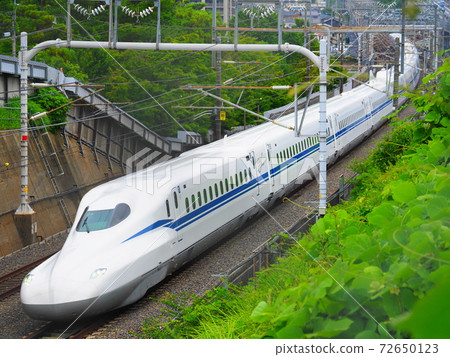 大津市石山附近的新幹線N700S J5形成和新鮮綠色 72650123