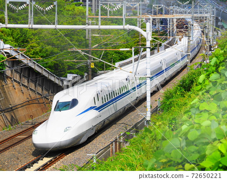 Shinkansen N700S J2 formation and fresh green near Ishiyama, Otsu City 72650221