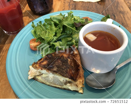 Quiche lunch One plate lunch of quiche, salad and soup 72651512
