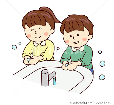 孩子們在洗臉盆上洗手 72651559