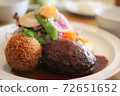 Lunch set of hamburger and croquette when eating out at a popular shop 72651652