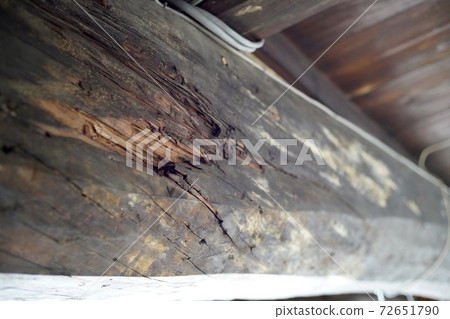 Scratches on wooden beams Scratches on wooden beams 72651790