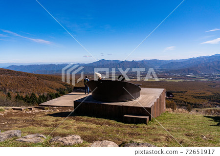 (山梨縣)人們在清裡露台上欣賞秋天的景色 (山梨縣)人們在清裡露台上欣賞秋天的景色 72651917