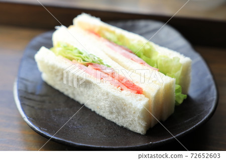 美味的火腿生菜沙 72652603