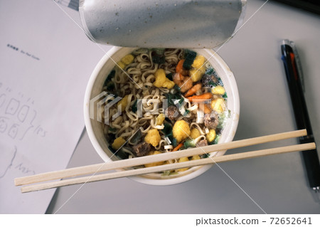在文件上準備杯子拉麵 72652641