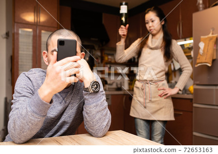 Men looking at smartphones and women getting angry 72653163