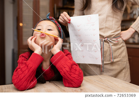 女孩在測試上與0分生氣 72653369