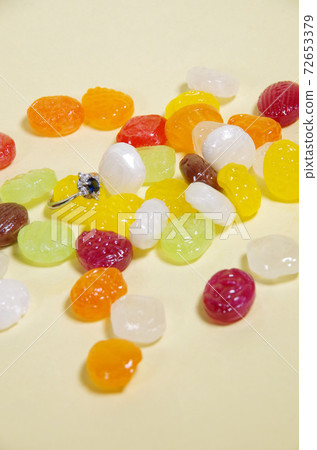 很多醣果和戒指/垂直 72653379