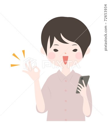 一個年輕的女人，拿著智能手機，微笑著並簽署OK上身[無主線] 72653934