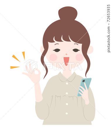 一個年輕的女人，拿著智能手機，微笑著並簽署OK上身[無主線] 72653935