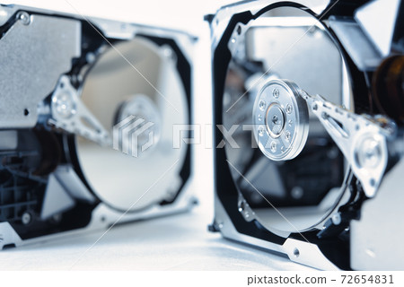 Two close-up photos of the hard disk with the shell split 72654831