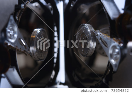 Two close-up photos of the hard disk with the shell split 72654832