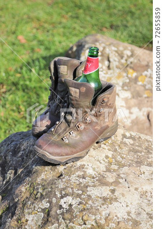 Abandoned walking boots on hiking trail 72655859