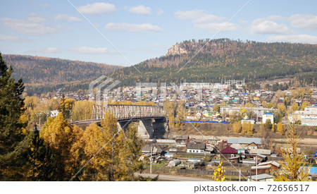 View of the Siberian city of Ust-Kut and the automobile bridge over the Lena River in autumn. 72656517