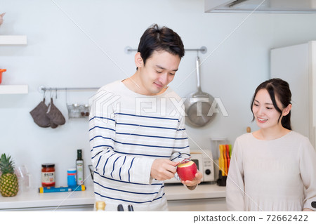 一個男人在做家務 72662422