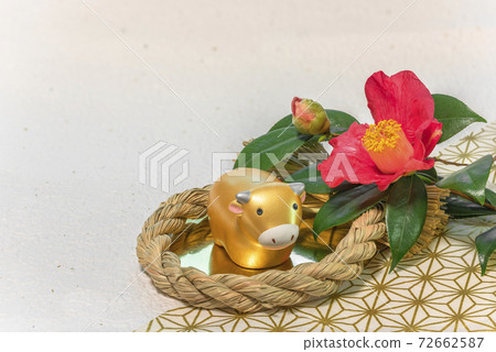 帶有山茶花（也稱為冬玫瑰）和一年中金箔圖案的賀卡。 72662587