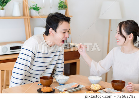 在飯廳裡吃對年輕的夫婦 72662782