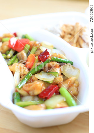 Stir-fried sweet and spicy chicken with delicious takeout Stir-fried sweet and spicy chicken with delicious takeout 72662962