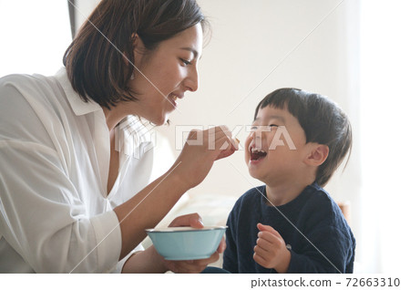 母親和男孩撫養孩子的育兒形象 72663310