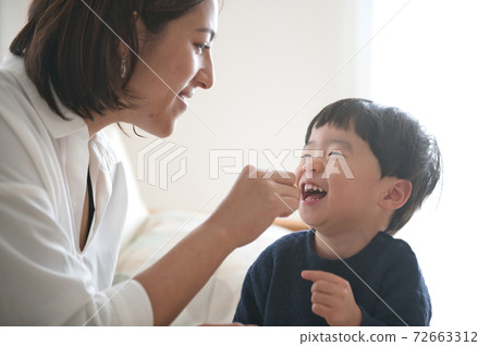 Child-rearing image of mothers and boys raising children 72663312