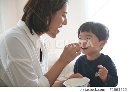 母親和男孩撫養孩子的育兒形象 72663313