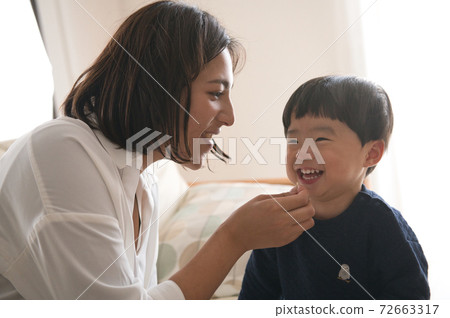 Child-rearing image of mothers and boys raising children Child-rearing image of mothers and boys raising children 72663317