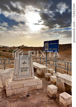 從約旦安曼到死海的路上,海拔高度為零 從約旦安曼到死海的路上,海拔高度為零 72663504